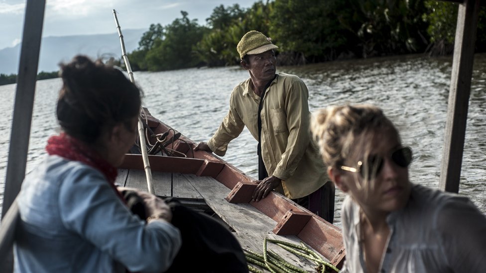 Туристы присоединяются к Хим Симу в круизе по мангровым зарослям