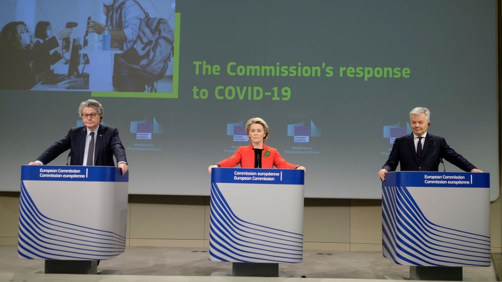 El comisario de Mercado Interno, Thierry Breton (izq.), la presidenta del a Comisión Europea, Ursula von der Leyen (centro), y el comisario europeo de Justicia, Didier Reynders, al presentar la propuesta en marzo pasado.