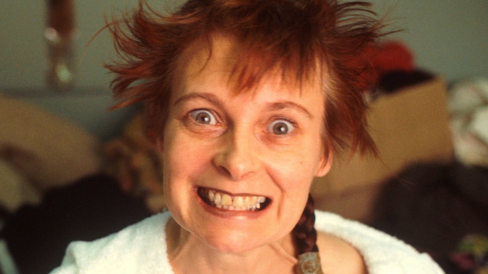 Otra imagen de la icónica Westwood con su pelo teñido de rojizo.