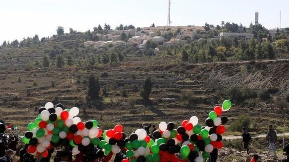 تظاهر فلسطينيون بالقرب من مستوطنة بسجوت يوم الأربعاء احتجاجا على الزيارة