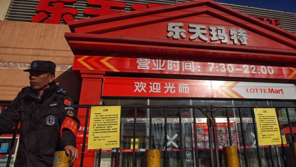 Un guardia de seguridad chino frente a un supermercado Lotte en Pekín, que fue cerrado en medio del conflicto por el THAAD.