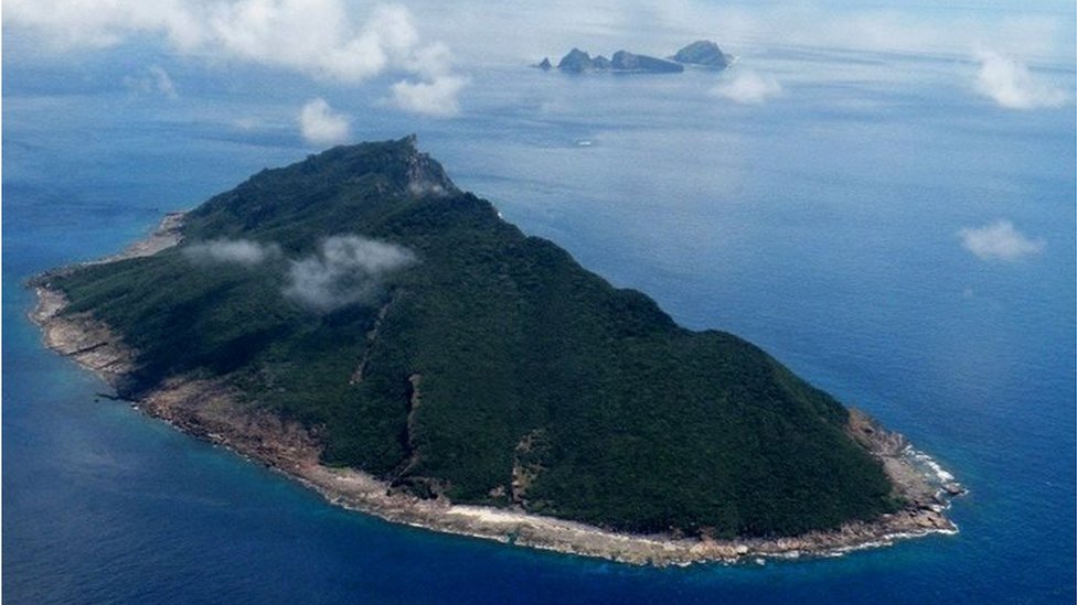日本外海島嶼中，與周邊國家有主權糾紛的，最突出的南有尖閣列島（中國稱釣魚島），北有北方四島（俄羅斯稱千島群島）。