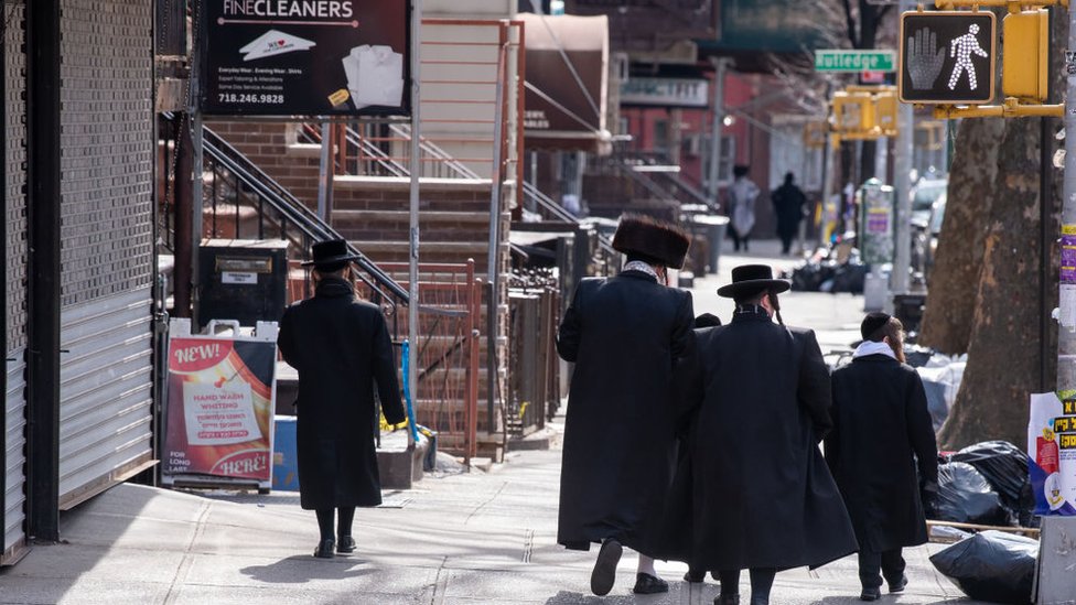 Grup de judíos ortodoxos caminando por una calle de Nueva York