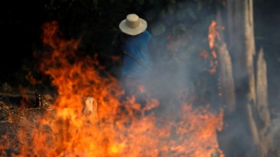 En la temporada de "queimada" los agricultores queman la tierra para preparar la próxima temporada de siembra.