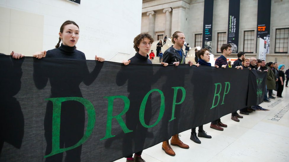 Активисты протеста против нефтяной компании BP в 2016 году