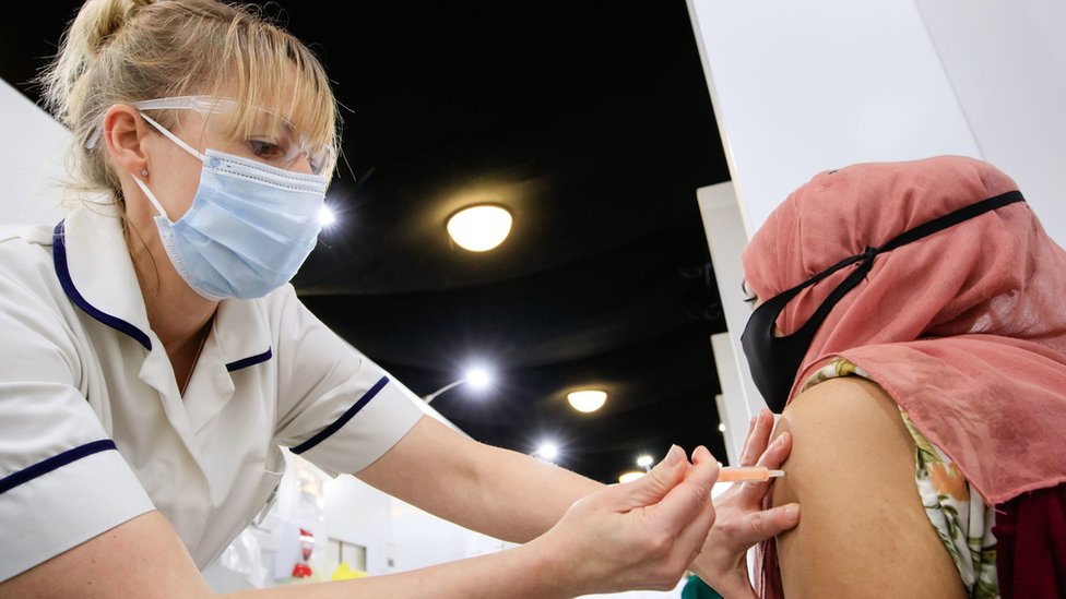 mulher é vacinada em Leeds no Reino Unido