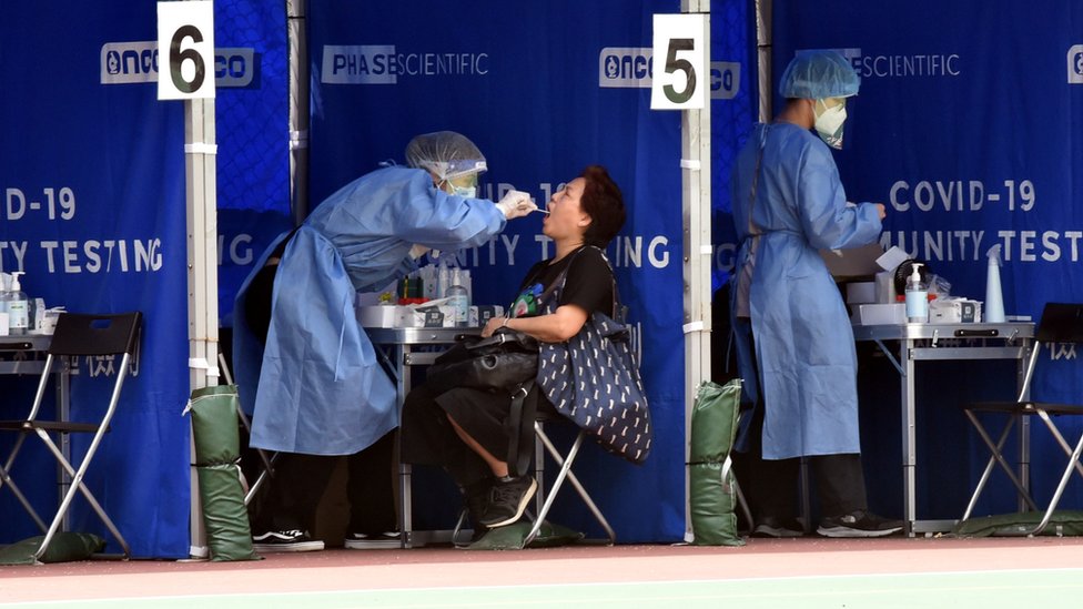 香港九龍長沙灣一處流動採樣站市民接受新冠病毒病檢測採樣（新華社圖片12/4/2022）
