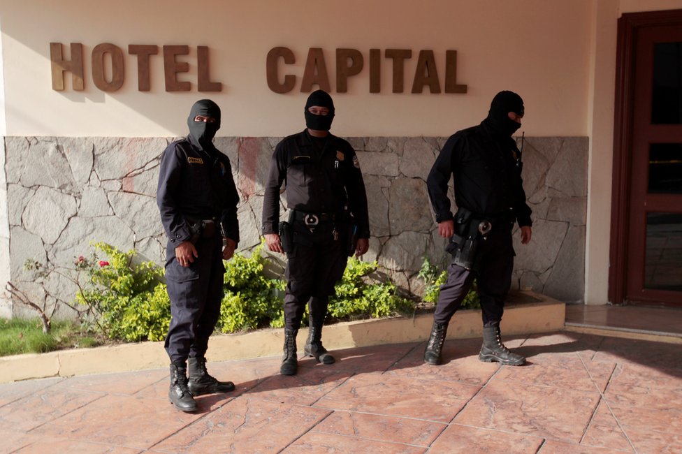 Uno de los negocios de Salazar Umaña que fue allanado es el Hotel Capital de Antiguo Cuscatlán. Policías durante la redada en el Hotel Capital de Antiguo Cuscatlán, El Salvador, el 4 de abril de 2017.