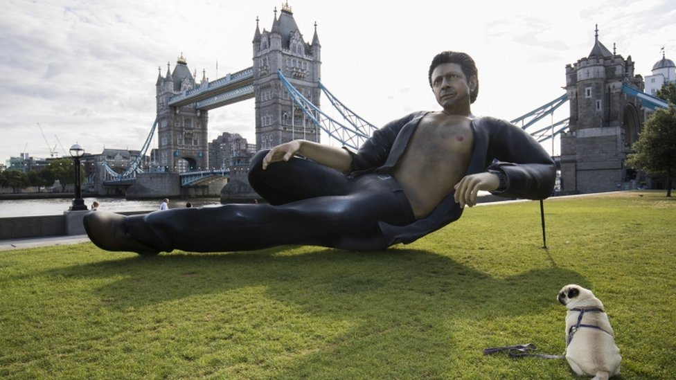 Jeff Goldblum Statue Marks 25 Years Of Jurassic Park Bbc News