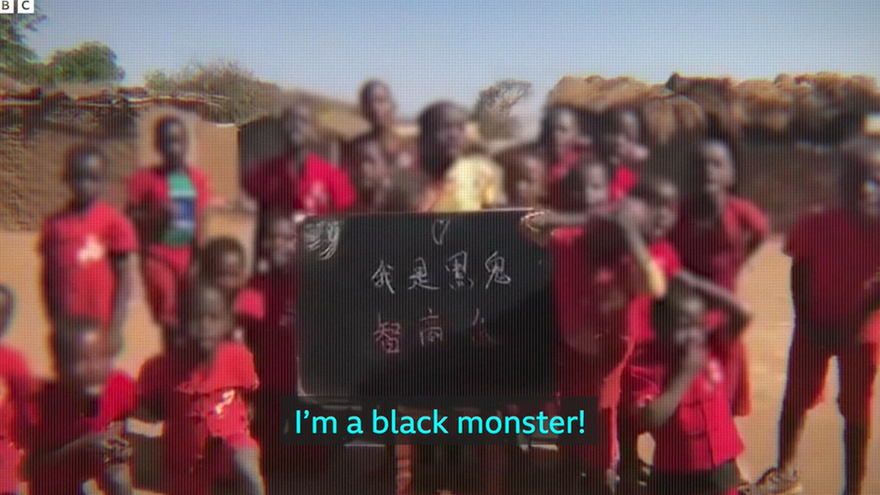 Cena do vídeo em que as crianças gritam: 'Sou um monstro negro'