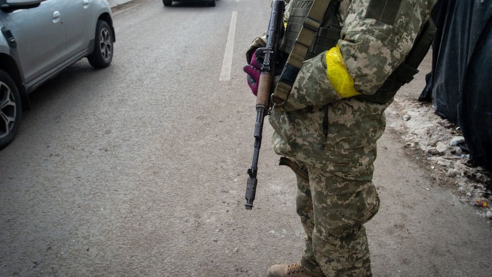 جندي أوكراني في نقطة تفتيش