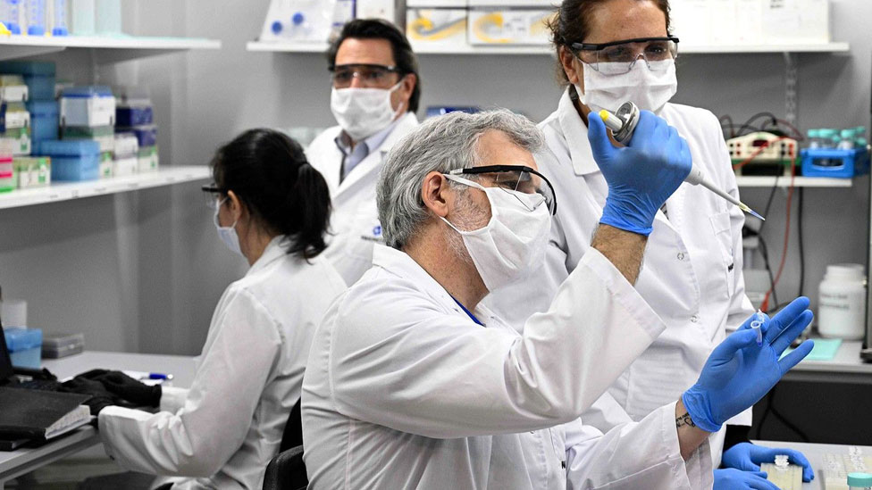 Técnicos investigan covid-19 en un laboratorio en Buenos Aires, Argentina.