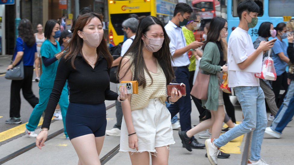 香港市民在中環出行（中新社圖片10/10/2022）
