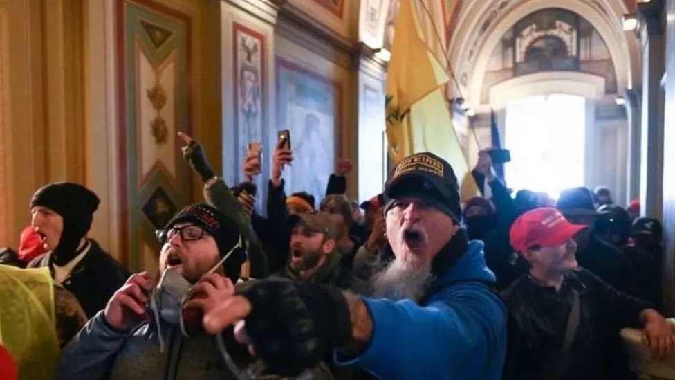 Manifestantes pró-Trump dentro do Congresso