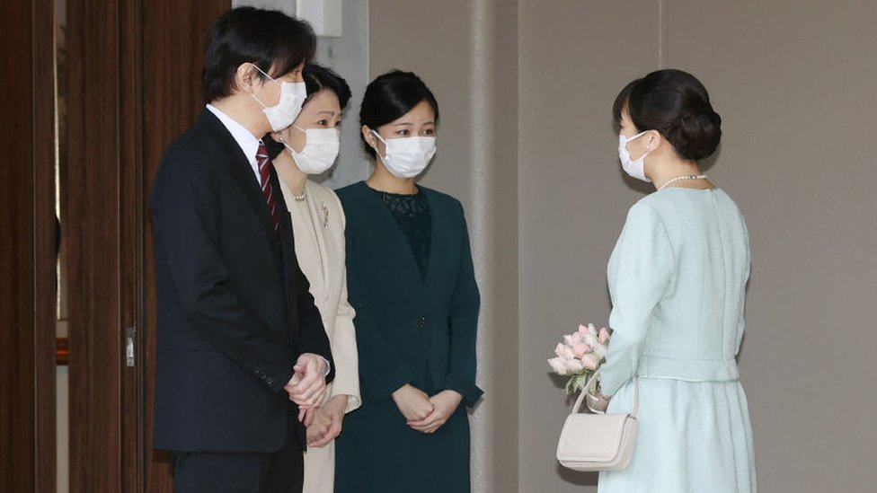 Princess Mako speaking with her father, mother and sister before leaving her home