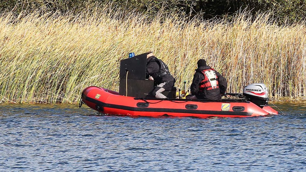 Офицеры обыскивают озеро
