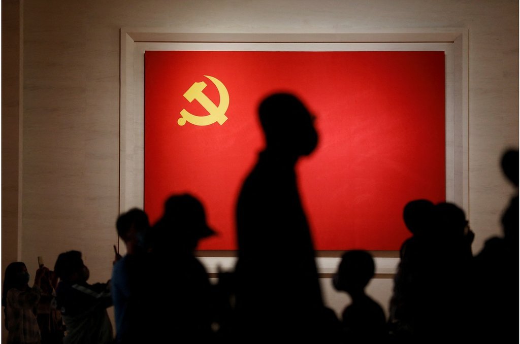 位於北京的中國共產黨博物館內，遊客們在展出的中共黨旗前的剪影。