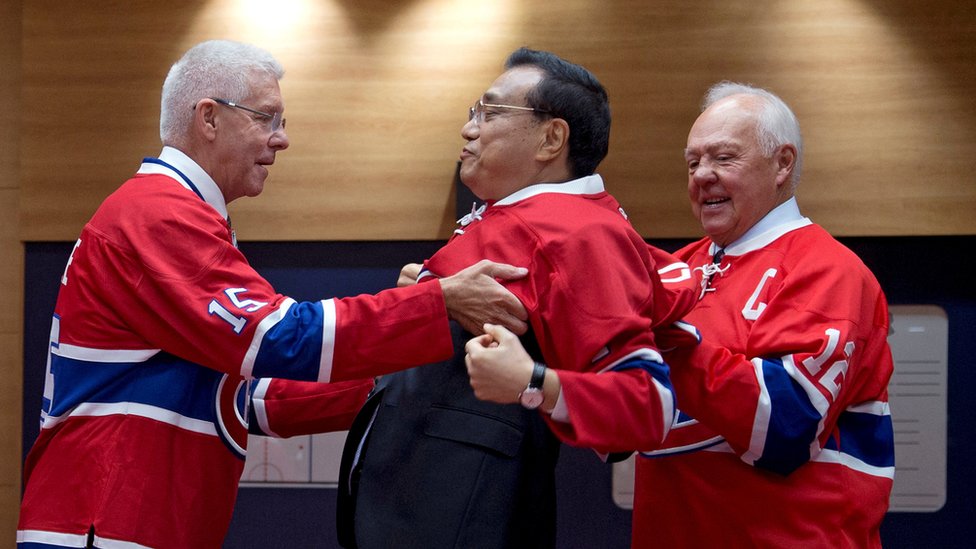 Li Keqiang dons a hockey jersey in Montreal, Canada