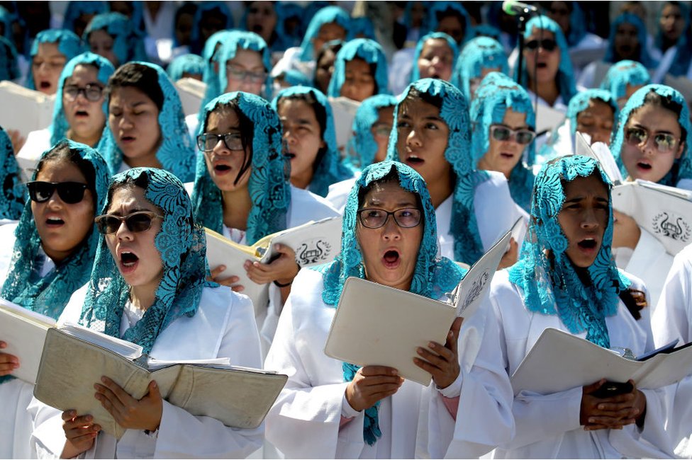 Mujeres de La Luz del Mundo cantan durante una ceremonia de bautismo en noviembre de 2019.