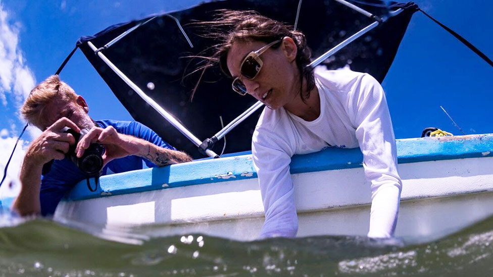 Ilena Zanella en un barco con un tiburón bebé