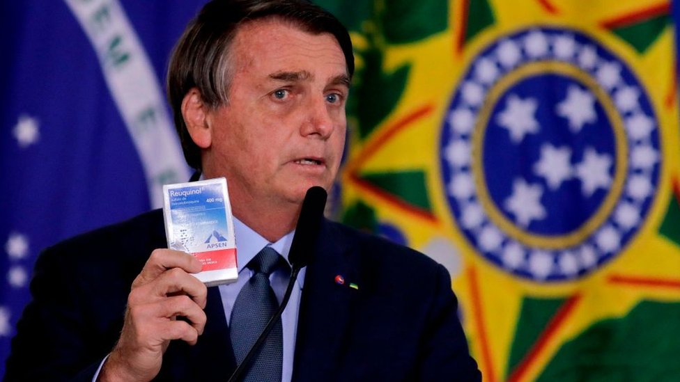 Brezilya Devlet Başkanı Jair Bolsonaro, hidroksiklorokin muadili ilaçla kameraların karşısına çıktı.