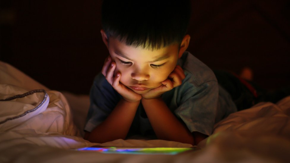 Anak melihat layar tablet.