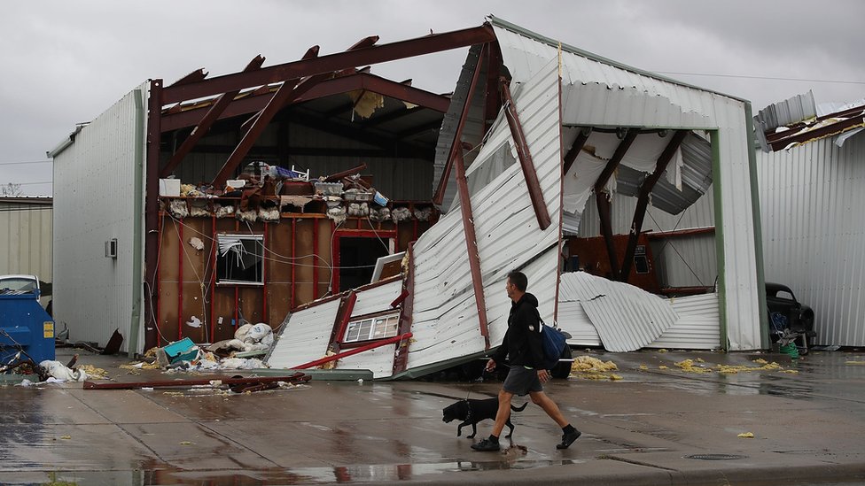 La tormenta llegó a Texas la noche del viernes con vientos de hasta 215 kilómetros por hora. Un edificio dañado por Harvey en Rockport, Texas
