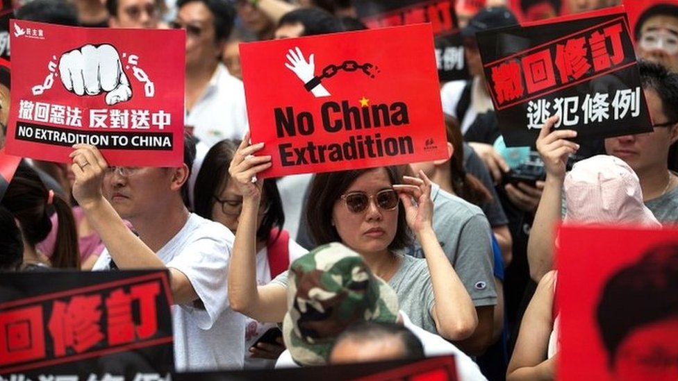 Cientos de miles de manifestantes participaron en una marcha contra las enmiendas a un proyecto de ley en Hong Kong