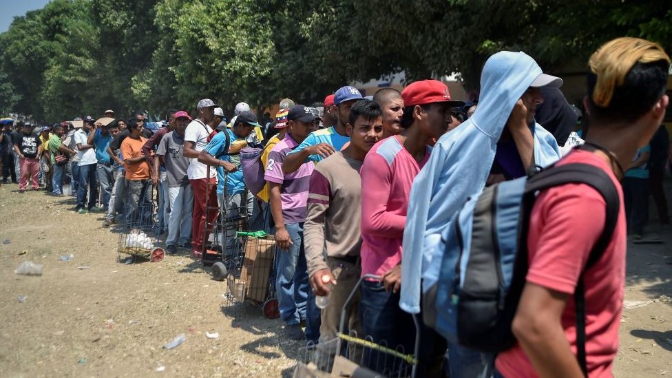 Refugiados venezolanos esperando entrar en Colombia