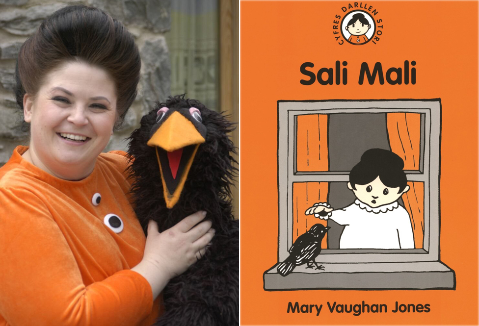 Актриса Ребекка Харрис в образе Сали Мали с черной куклой-птицей и оранжевой обложкой книги персонажа с черной птицей на подоконнике