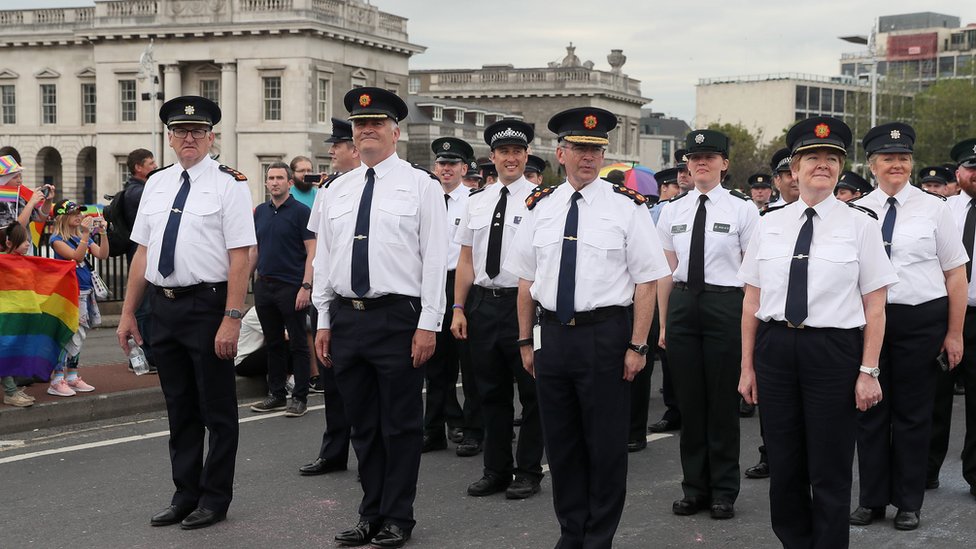 Офицер полиции на параде в Dublin Pride