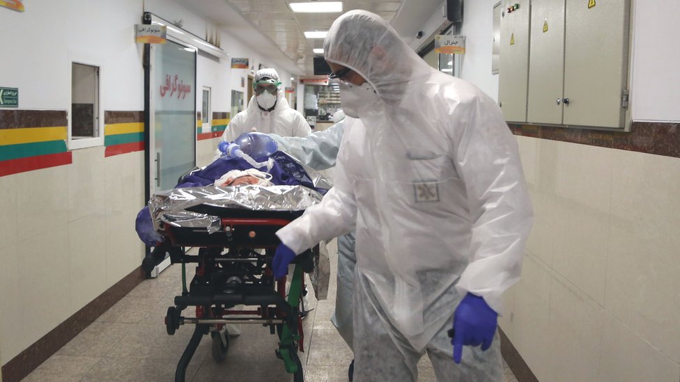 Медицинский персонал доставил еще одного пациента с подозрением на коронавирус