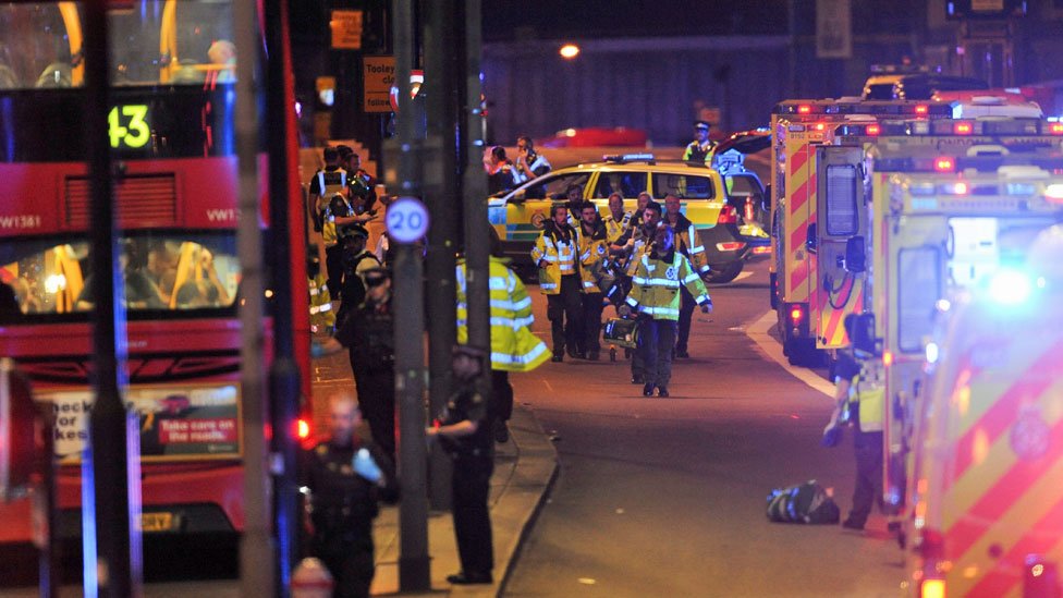 Сотрудники экстренных служб присутствуют при нападении на Лондонский мост