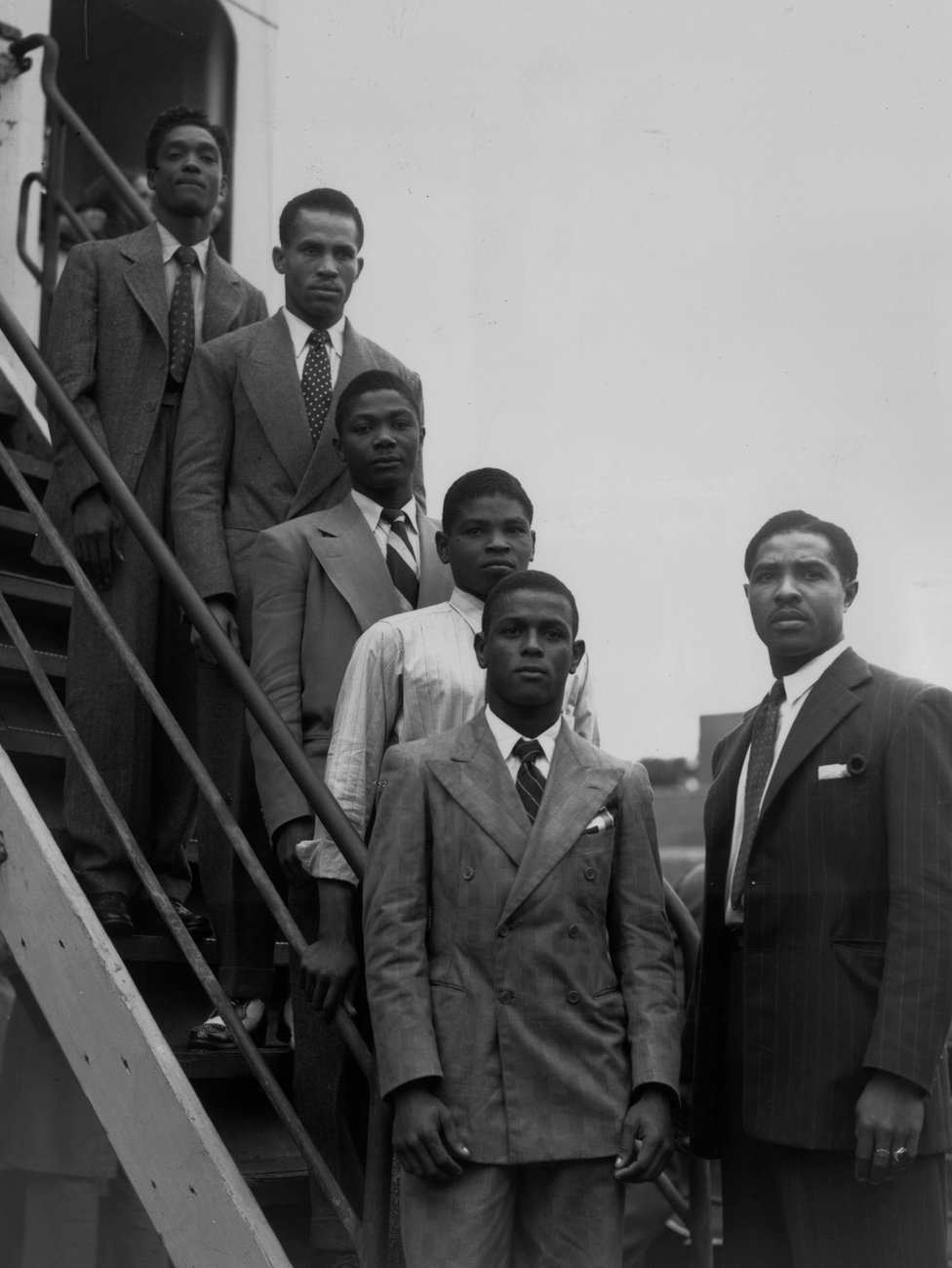 Многообещающие ямайские боксеры Чарльз Смит, Тен Ансель, Эсси Рид, Джон Хейзел, Бой Солас и менеджер Мортимер Мартин прибывают в Тилбери на «Эмире Виндраш» 22 июня 1948 г.