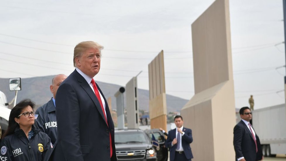 En marzo de este año, Donald Trump supervisó varios prototipos propuestos para construir un muro en la frontera con México.