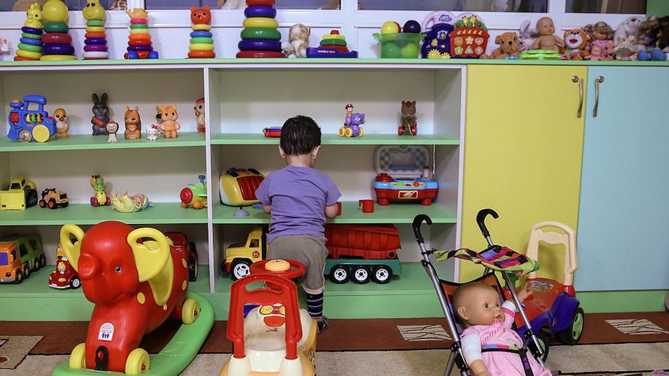 Ребенок играет в Центральном центре содействия семейному воспитанию