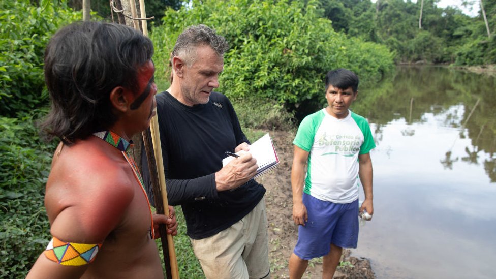 Dom Philips con las comunidades indígenas de Brasil