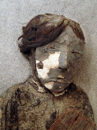 Múmia com resquícios de cabelo