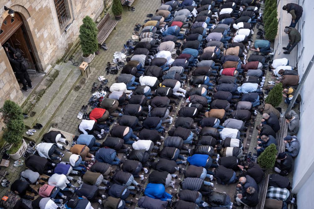 أشخاص يصلون في مسجد باجراكلي في وسط بلغراد