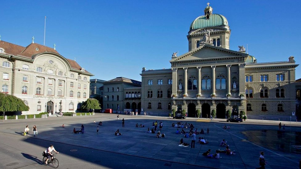 Para conocer más sobre la política en Suiza, los visitantes pueden acudir al Parlamento en Berna. El Parlamento suizo