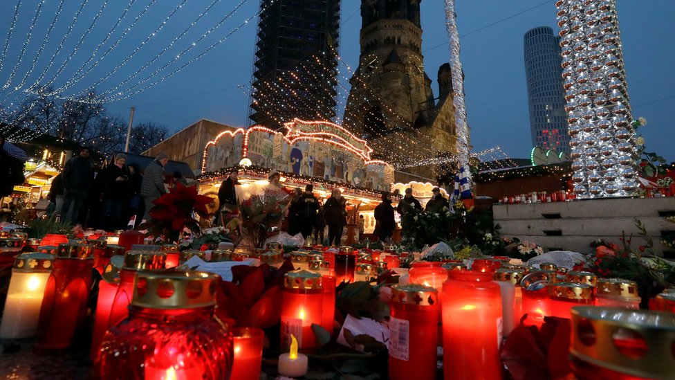 Свечи и цветы, возложенные в память о рынке Breitscheidplatz в Берлине 22 декабря 2016 г.