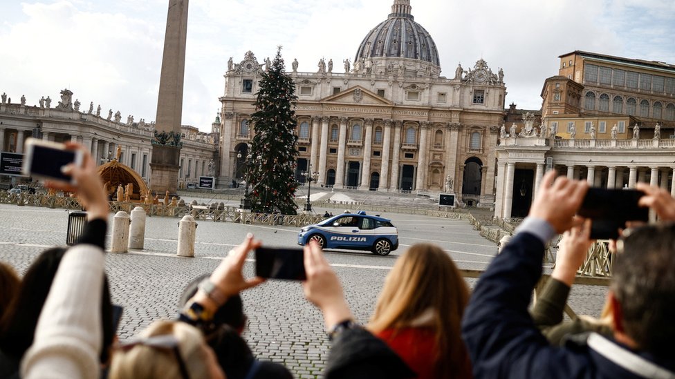 遊客從意大利羅馬一側拍攝被清空的梵蒂岡聖伯多祿廣場（31/12/2022）