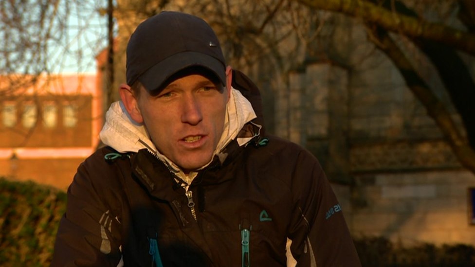 Billy White vivió con su madre hasta los 10 años y luego pasó al cuidado de los servicios sociales. Billy White