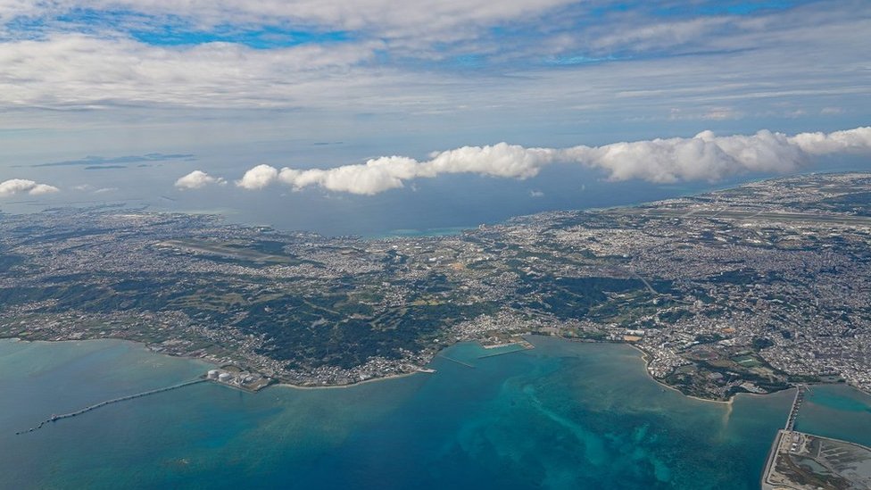 從沖繩島中部的鳥瞰圖中，可以看到日本沖繩的普天間美國空軍基地（左）和嘉手納空軍基地（2021年12 月12日資料照片）
