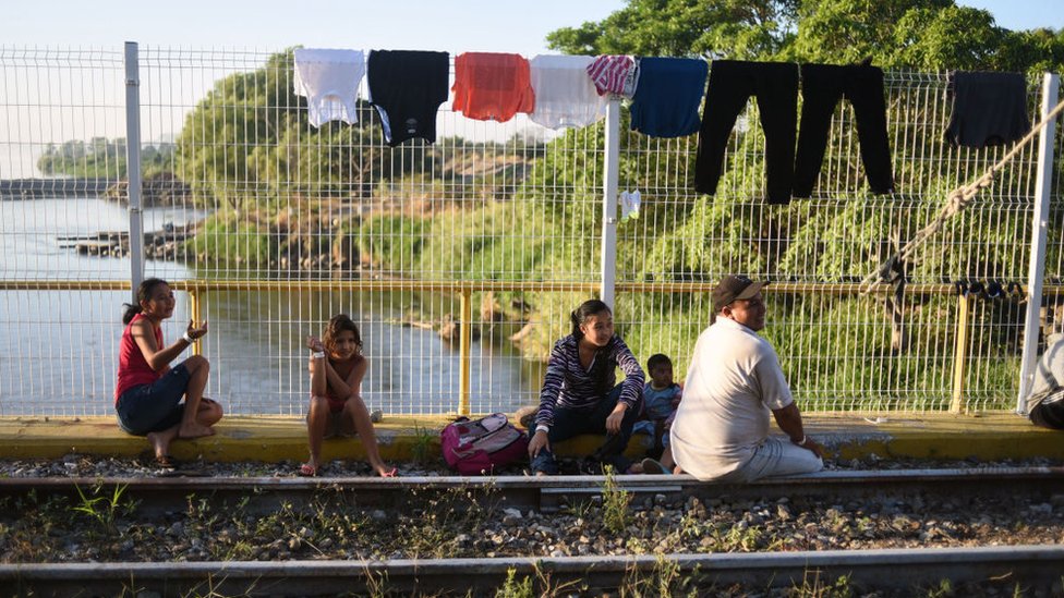 Inmigrantes centroamericanos en un puente fronterizo entre Guatemala y México