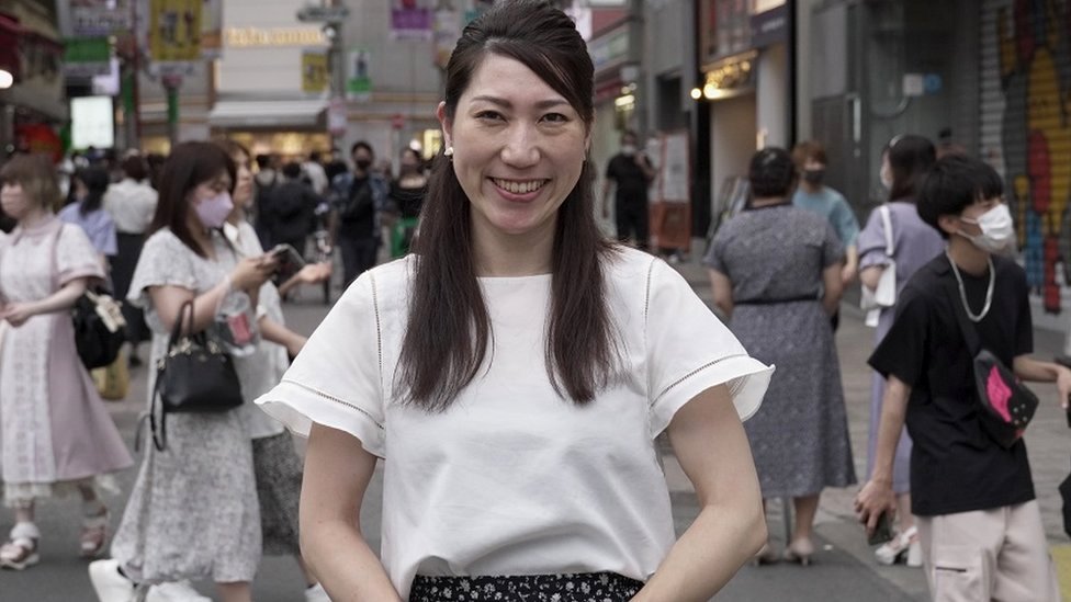 Retrato de Asuka Someya en una calle japonesa