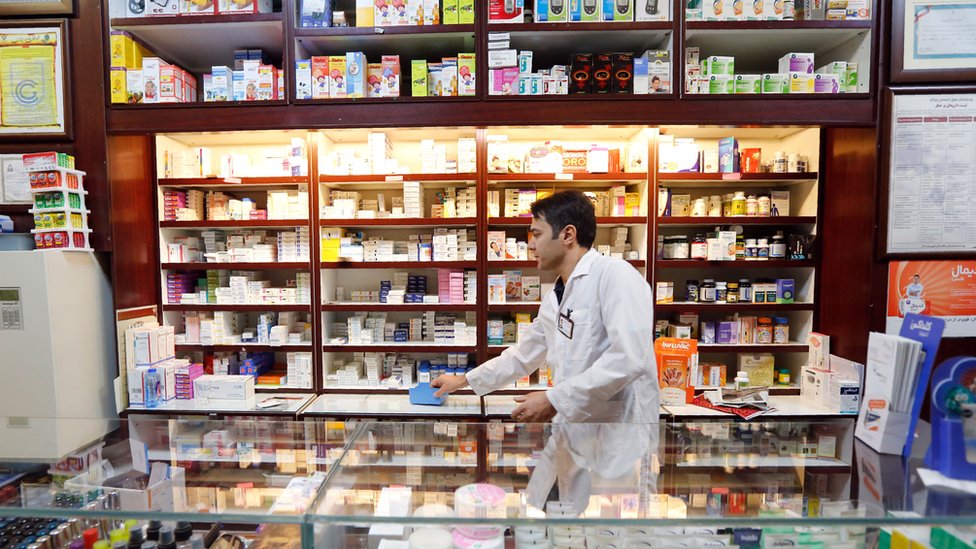 Мужчина работает в аптеке в Иране