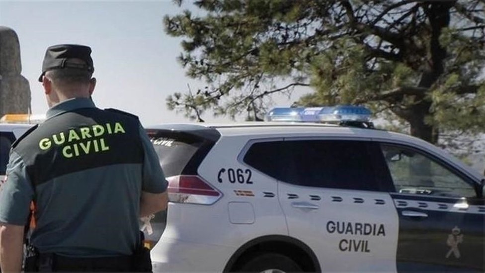 Автомобиль гражданской гвардии выезжает с места преступления тройного убийства в районе Валга