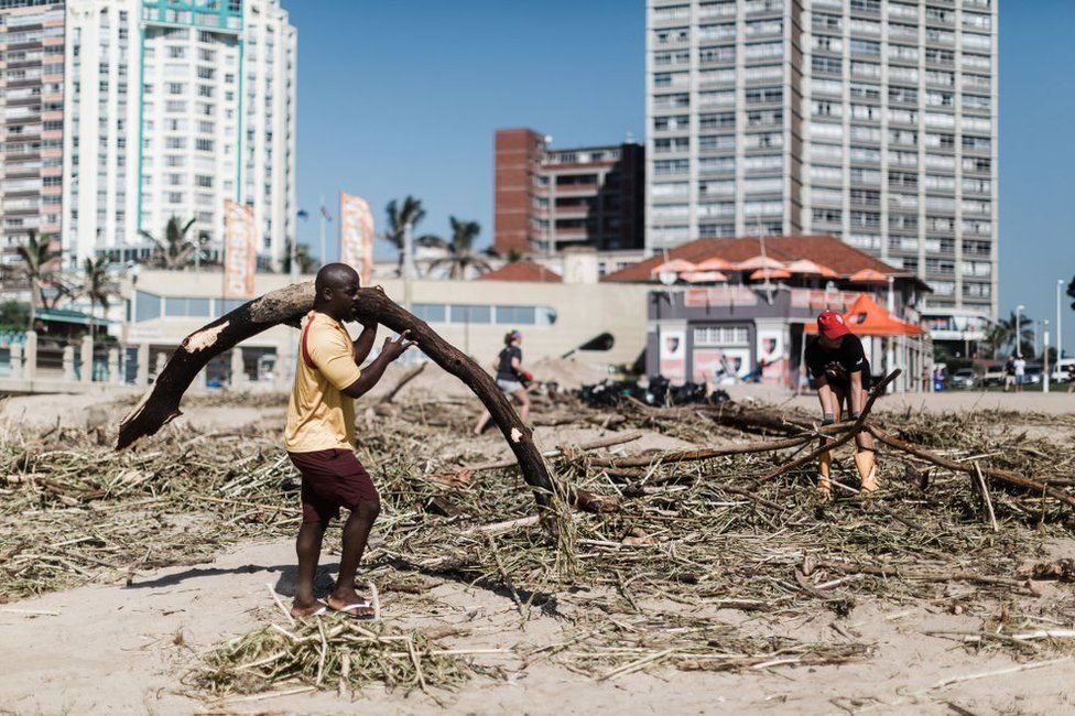 عملية تنظيف أحد الشواطئ الأفريقية