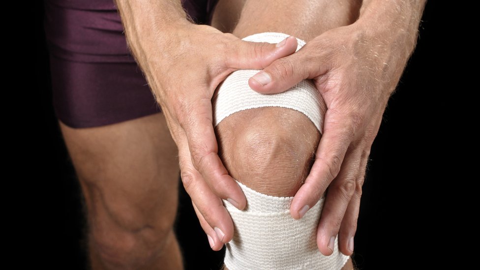 Las rodillas son una de las parte del cuerpo que más sufren cuando corremos. Rodilla vendada